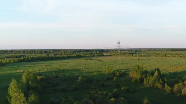 Piękny widok panorama wsi z domów i ogrodów na rzece otoczony zielonymi pastwiskami z pięknym krajobrazem cinematic widoki. Concept climate outdoor nature. — Wideo stockowe