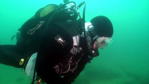 Buzo videógrafo camarógrafo en el fondo submarino del lago Baikal. — Vídeo de stock