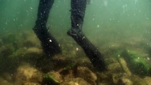 Chercheur voyageur plongeur au fond sous-marin du lac Baïkal. — Video