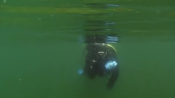 Výzkumník cestovatel potápěč na dně jezera Bajkal. — Stock video