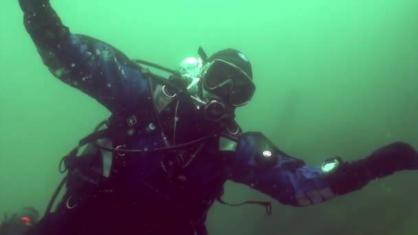 Peneliti penjelajah penyelam di dasar laut Danau Baikal. — Stok Video