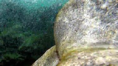 Su taşı keskinleştirir.