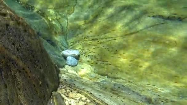 Вода гострить камінь — стокове відео