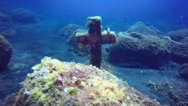 Kors på sunket kirkegård under vann på bunnen av vulkansk opprinnelse i Atlanterhavet. – stockvideo