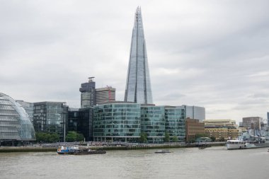 Southwark, Londra 'daki Thames Nehri' ne bakın. Çömlek ufuk çizgisine hükmediyor..