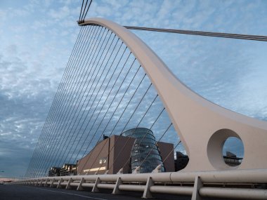 Samuel Beckett Köprüsü üzerinden bakın, Dublin, İrlanda Kongre Merkezi 'ne bakıyor..