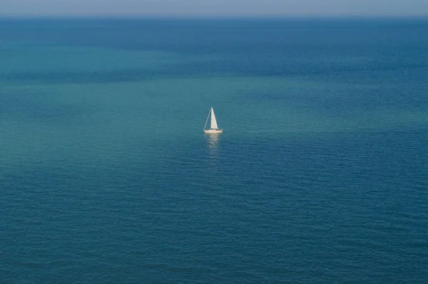 Velero Con Vela Blanca Solo Medio Del Mar Azul —  Fotos de Stock