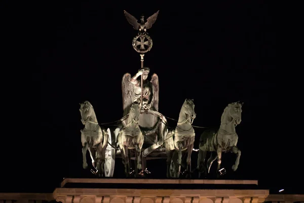 Statue Quadriga Sur Porte Brandebourg Berlin Allemagne Illuminée Nuit Contre — Photo