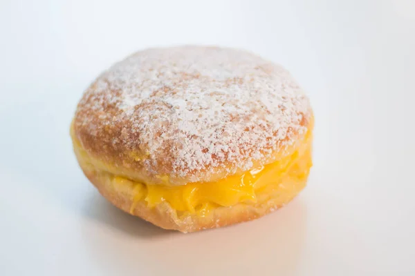 Bola Berlim Donut Creme Português Polvilhado Açúcar Sobre Fundo Branco — Fotografia de Stock