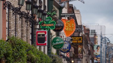 Dublin, İrlanda 'daki Temple Bar caddesindeki İrlanda bar tabelası