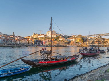 Porto 'da tekneler, Douro Nehri' nde Portekiz