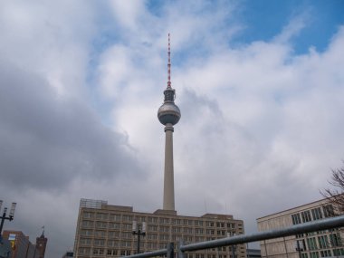 Berlin TV kulesi - Doğu Berlin 'de Fernsehturm, Almanya Alexanderplatz' dan izlendi.