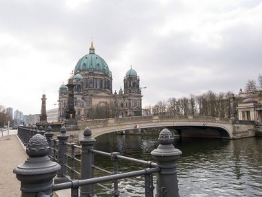 Berlin Katedrali / Berliner Dom ve Schloss Köprüsü / Schlossbrucke, kış sonu / bahar başında Kupfergraben Kanalı 'na bakıyor.. 