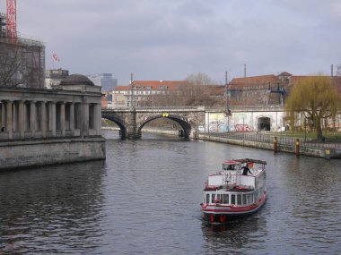Berlin 'de River Spree ve Bode Müzesi. Nehirden geçen bir tekne.
