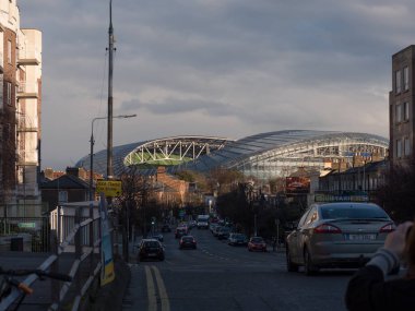Lansdowne Yolu / Aviva Stadyumu Dublin, İrlanda 'da ragbi sahası. Dublin 4 'te modern cam yapı. Gri gökyüzü bulutlu.
