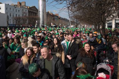 Yeşiller içindeki kalabalık İrlanda, Dublin 'de Aziz Patrick Günü geçit törenini izliyor.