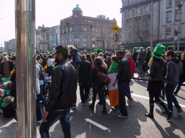 İrlanda, Dublin sokaklarında Aziz Patrick Günü 'nü kutlamak için yeşil giyinmiş bir grup insan..