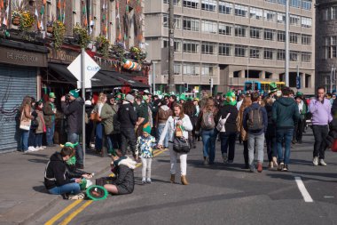 Yeşil şapkalı kalabalık, Dublin, İrlanda sokaklarında Aziz Patrick gününü kutluyor..