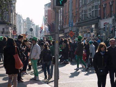 Yeşil şapkalı kalabalık, Dublin, İrlanda sokaklarında Aziz Patrick gününü kutluyor..