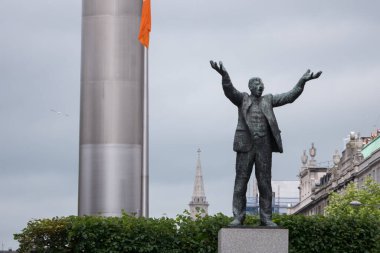 Jim Larkin heykeli O 'Connell Caddesi, Dublin, İrlanda' da Spire 'ın yanında.