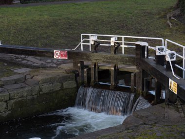 Dublin, İrlanda 'daki Büyük Kanal' ın eski ahşap kapısı.