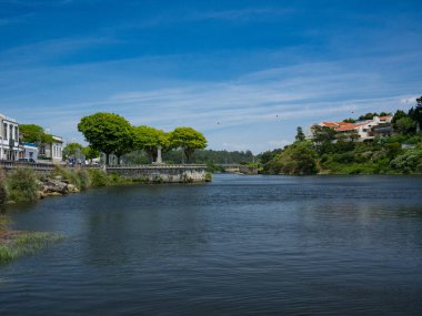 Portekiz 'in kuzeyinde, Vila do Conde, Porto Bölgesi' ndeki Ave Nehri üzerinde mavi gökyüzü manzarası