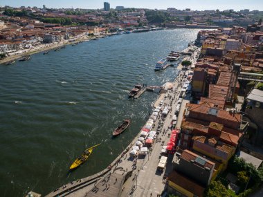 Porto ve Vila Nova de Gaia 'nın havadan görünüşü, Portekiz' in Port Wine bölgesi, Douro Nehri üzerinde, mavi gökyüzü ile yaz günü