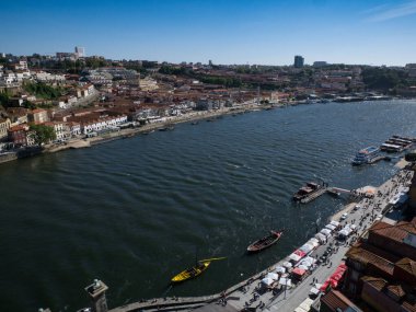 Porto ve Vila Nova de Gaia 'nın hava manzarası, Portekiz' in Port Wine bölgesi, güneşli bir yaz gününde mavi gökyüzü ile Douro Nehri 'ne bakıyor.