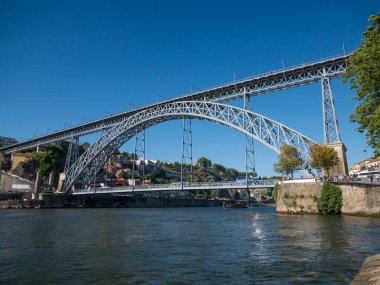 Ponte Luiz l / Dom Luis Köprüsü Porto, Portekiz 'deki Douro Nehri üzerinde. Mavi gökyüzüyle güneşli bir gün.