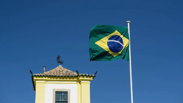 Brasiliansk Flagga Som Flyger Mot Djupblå Himmel Vid Brasiliens Konsulat — Stockfoto