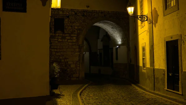 Oude Boogvormige Ingang Door Oude Stadsmuren Van Faro Portugal Nachts — Stockfoto