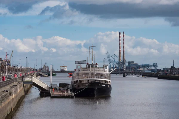 Dublin Liffey Nehri 'nin üzerinden Dublin Limanı ve Rıhtım Bölgesi' ne doğru. Restoran, Cill Airne gemisi ve ikiz havuz dilenci bacaları.