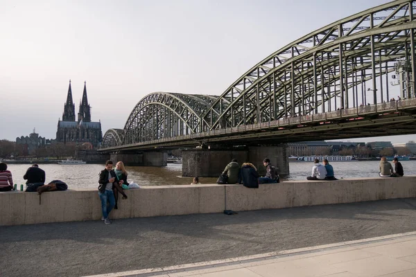 Rhein Kölner Dom Und Hohenzollernbrücke Deutschland Menschen Ufer Des Flusses — Stockfoto