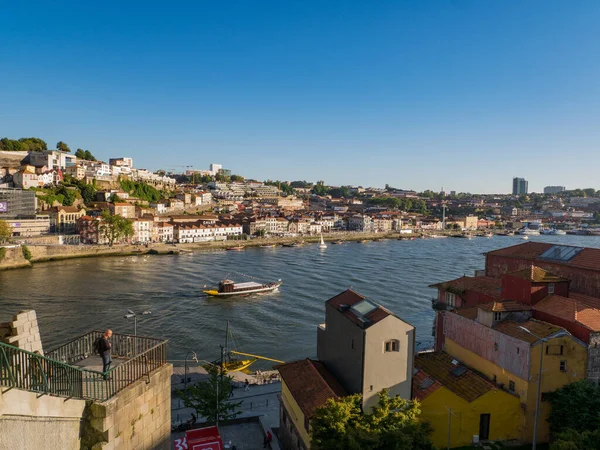 Utsikt Över Hustaken Mot Dourofloden Och Staden Porto Portugal Sommardag — Stockfoto