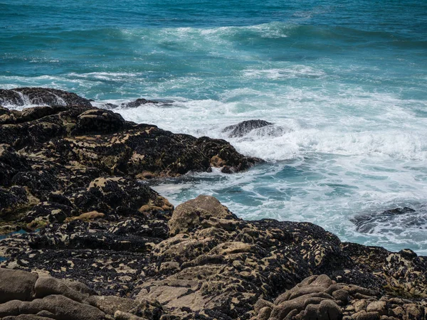 Wellen Spülen Einem Sonnigen Sommertag Über Felsen Strand Portugal — Stockfoto