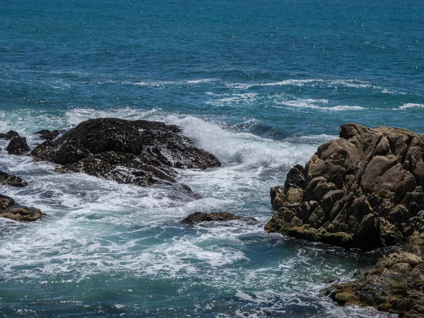 Vlny Létě Rozlévají Skalách Pobřeží Portugalska Jasný Slunečný Den — Stock fotografie