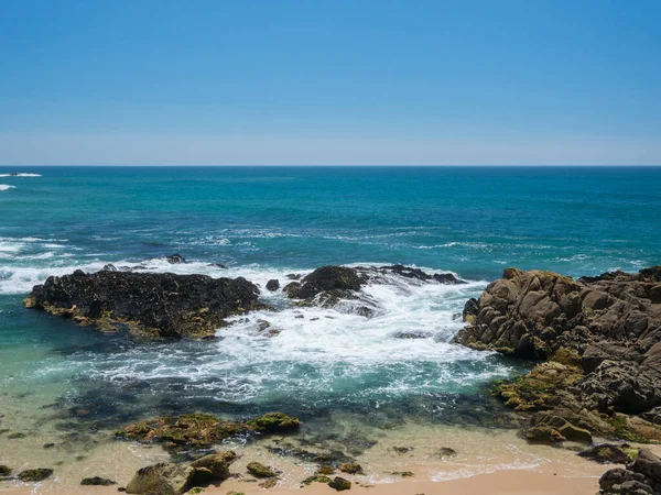 Bella Spiaggia Rocciosa Portogallo Estate Nella Giornata Sole Con Acque — Foto Stock