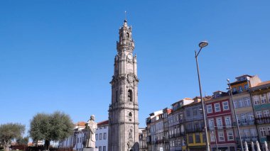 Portekiz, Porto 'daki Torre Dos Clerigos / Clerigos Kulesi. Güneşli bir günde açık mavi gökyüzü