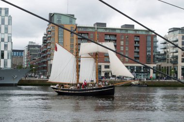 Dublin, İrlanda 'daki Liffey Nehri' nde yelkenli gemi Dublin 'deki uzun gemiler etkinliği sırasında açıldı..