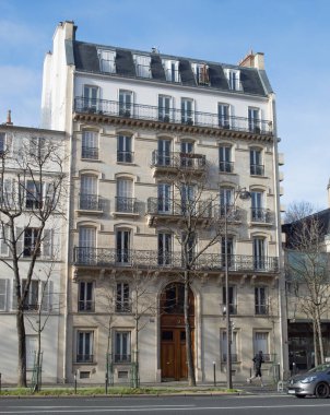 Fransa 'nın merkezinde tipik bir Paris apartmanı..