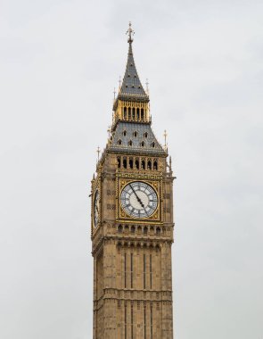 Büyük Ben saat kulesi / Elizabeth Kulesi, Londra, İngiltere, bulutlu bir günde beyaz gökyüzüne karşı izole