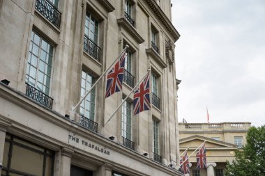 İngiliz Sendikası, Londra 'da, İngiltere' de Trafalgar Meydanı yakınlarındaki bir binanın önündeki bayrak direğine bayrak çekti..