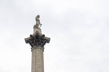 Nelson 's Column, Londra, İngiltere, Trafalgar Meydanı beyaz bulutlu gökyüzüne karşı izole