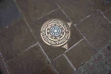 Londra 'da Prenses Diana Anıt Yürüyüşü' nü simgeleyen kaldırımdaki metal plaklar.