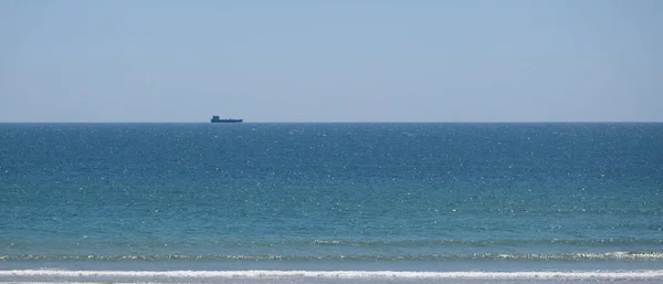 Containerschip Aan Horizon Van Zee Gezien Vanaf Het Strand Silhouet — Stockfoto