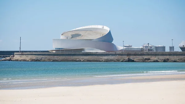 Matosinhos, Porto, Portekiz 'de güneşli bir günde seyir Terminali ve plajı