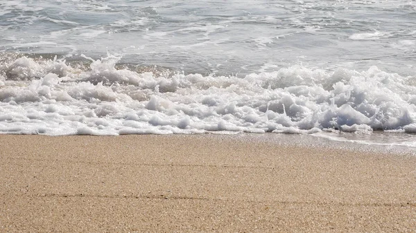 Gros Plan Des Vagues Mousseuses Blanches Brisant Sur Plage Sable — Photo