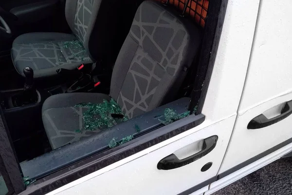 Araba / minibüs camı suçlular tarafından kırılmış ve koltuktan çalınan eşyalar.