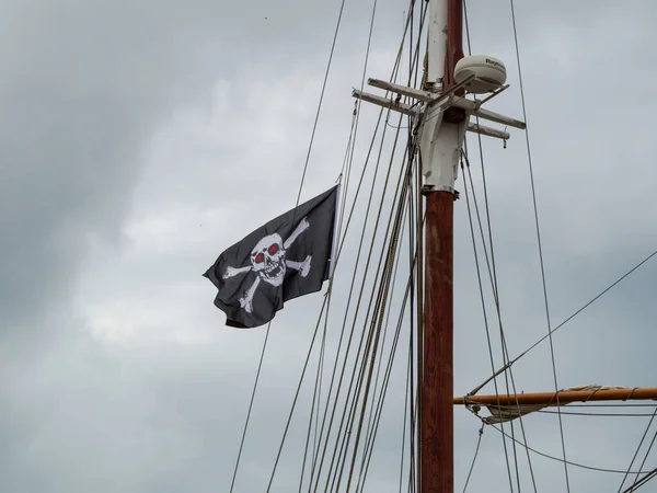 Jolly Roger Pirata Bandeira Crânio Ossos Cruzados Voando Mastro Navio — Fotografia de Stock