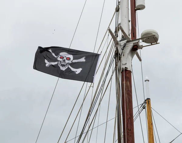 Jolly Roger Pirata Bandeira Crânio Ossos Cruzados Voando Mastro Navio — Fotografia de Stock